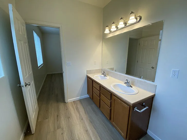 660 Callahan Dr — Photo 26