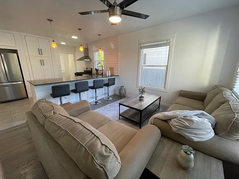 909 E Crandall Ave S — Photo 3