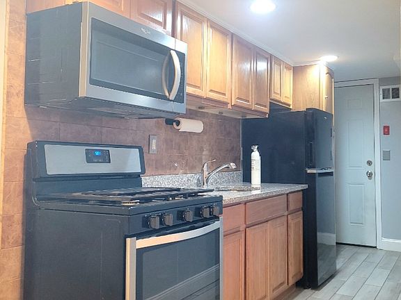 3rd image of 2066A Bergen St #Basement