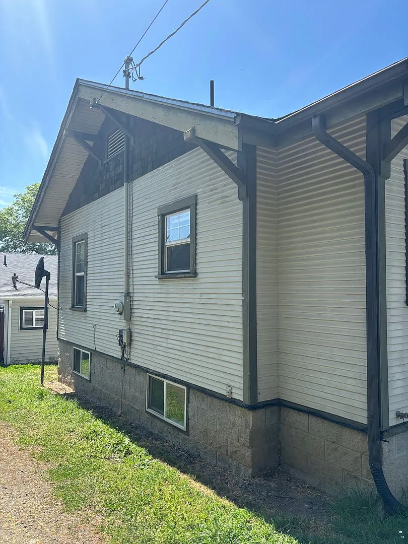 3 Bedroom House w/ Bonus Rooms — Photo 4