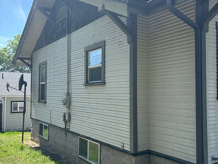 1115 SE Roberts Ave — Photo 4