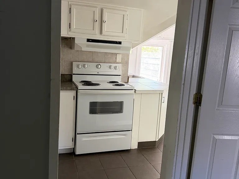 364 Alexander St — Photo 7