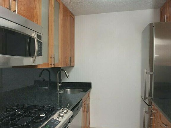 5th image of 166 E 34th St #601