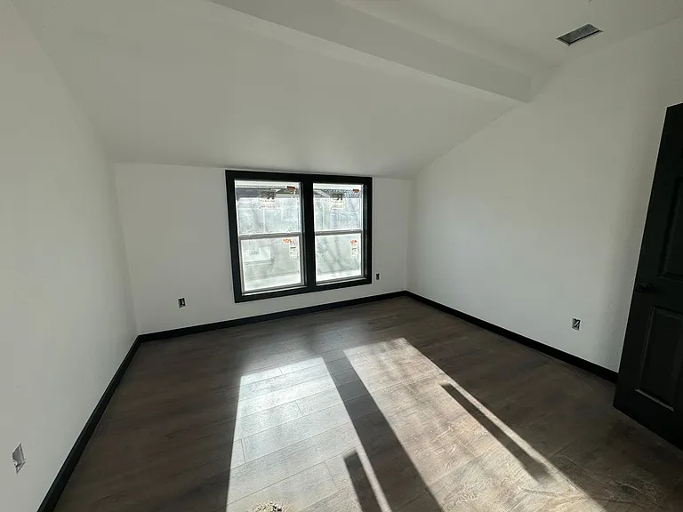 220 NW 9th St — Photo 6