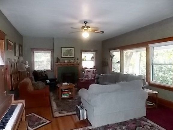 3rd image of 633 Parkview Dr