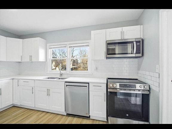 4th image of 419 Elm Ave SW