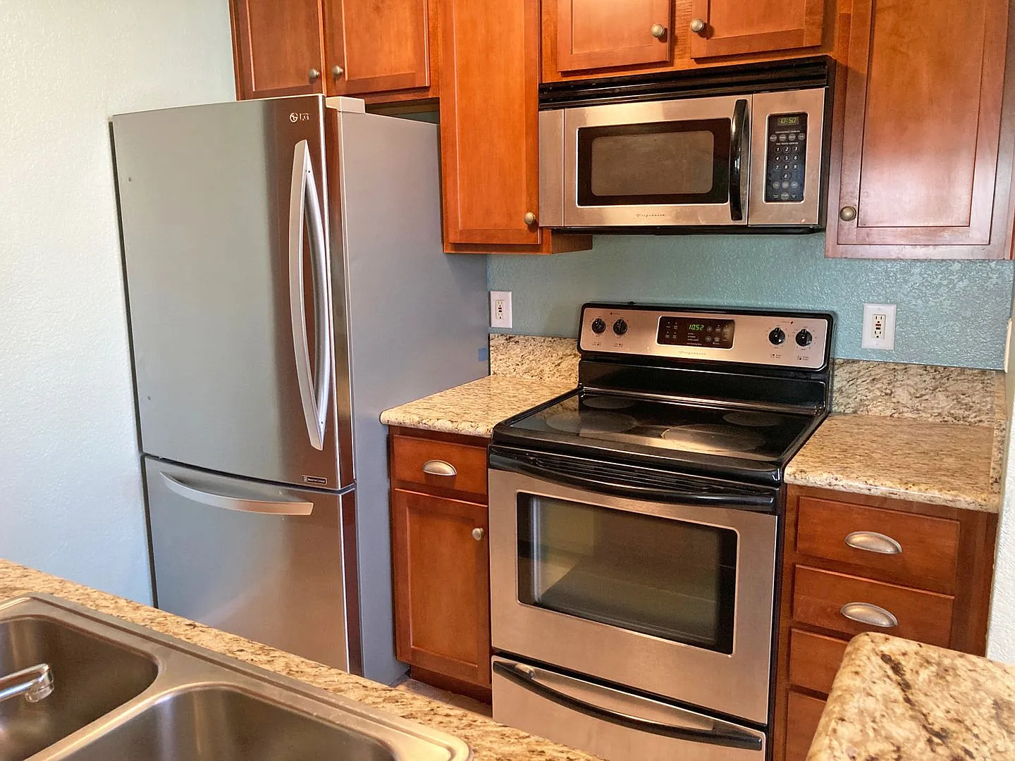 2nd floor 2 bed/ 2 bath condo in North Park/ Normal Heights! 1 car garage, driveway, WD in unit — Photo 2