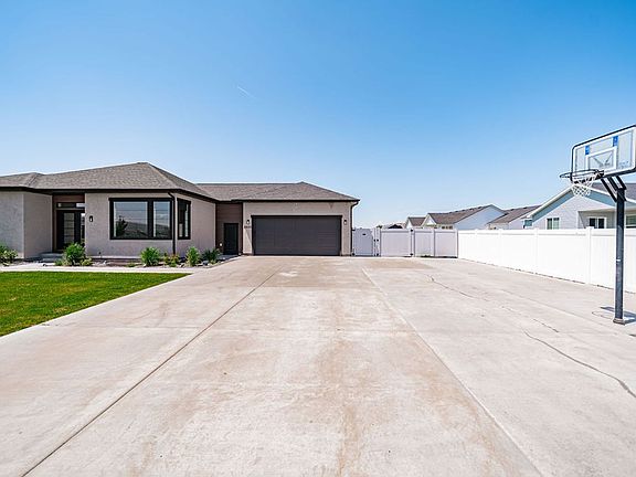 2nd image of 2033 Mesa Canyon Dr