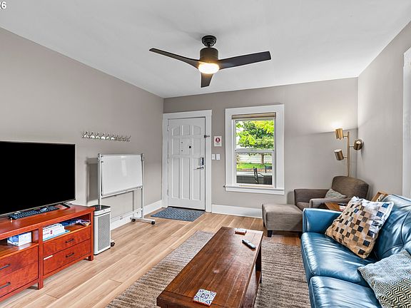 5th image of 807 E St