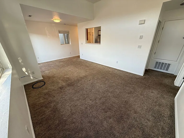 565 Redcliff Cir — Photo 3