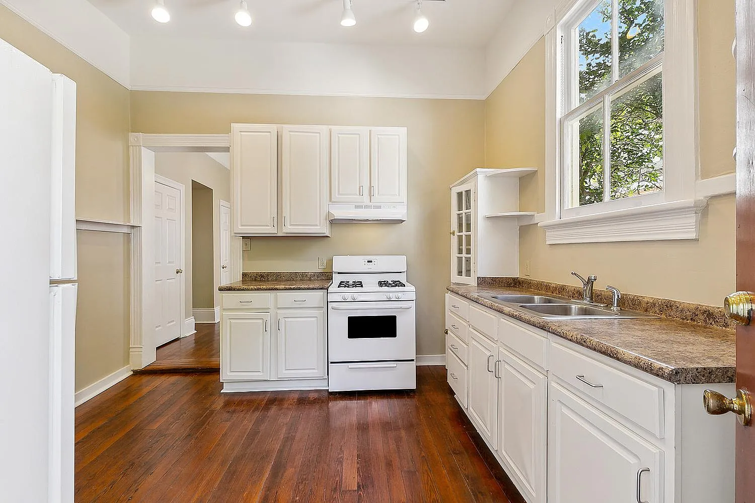 1 bed, 750 sqft, $1,200 — Photo 4