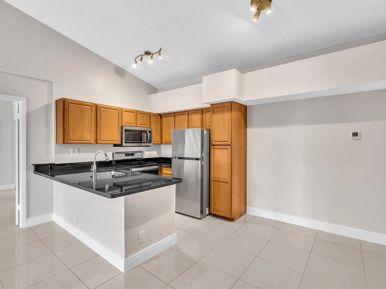 2 bed, 2.0 bath, 975 sqft, $2,200 — Photo 4