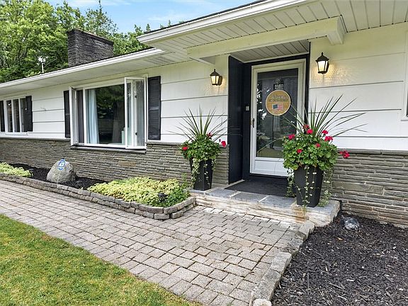 3rd image of 33 Greenbriar Dr
