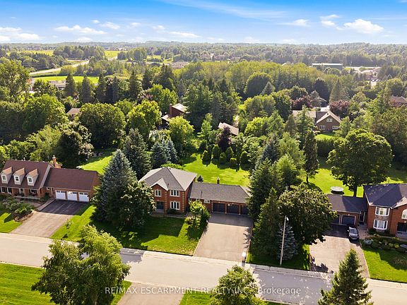 3rd image of 6 Willow Cres