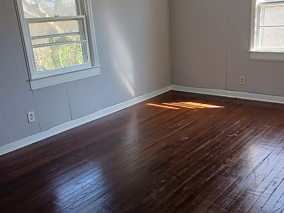 5th image of 213 Campbell St