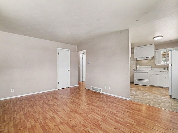 2nd image of 1122-1126 Gard Pl