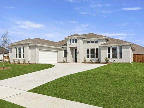 Side view of a transitional ranch style home by Kindred Homes