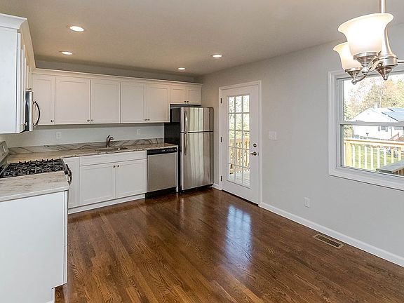 4th image of 54 Park Dr