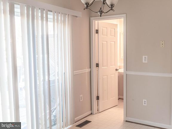 5th image of 574 Highland Towne Ln