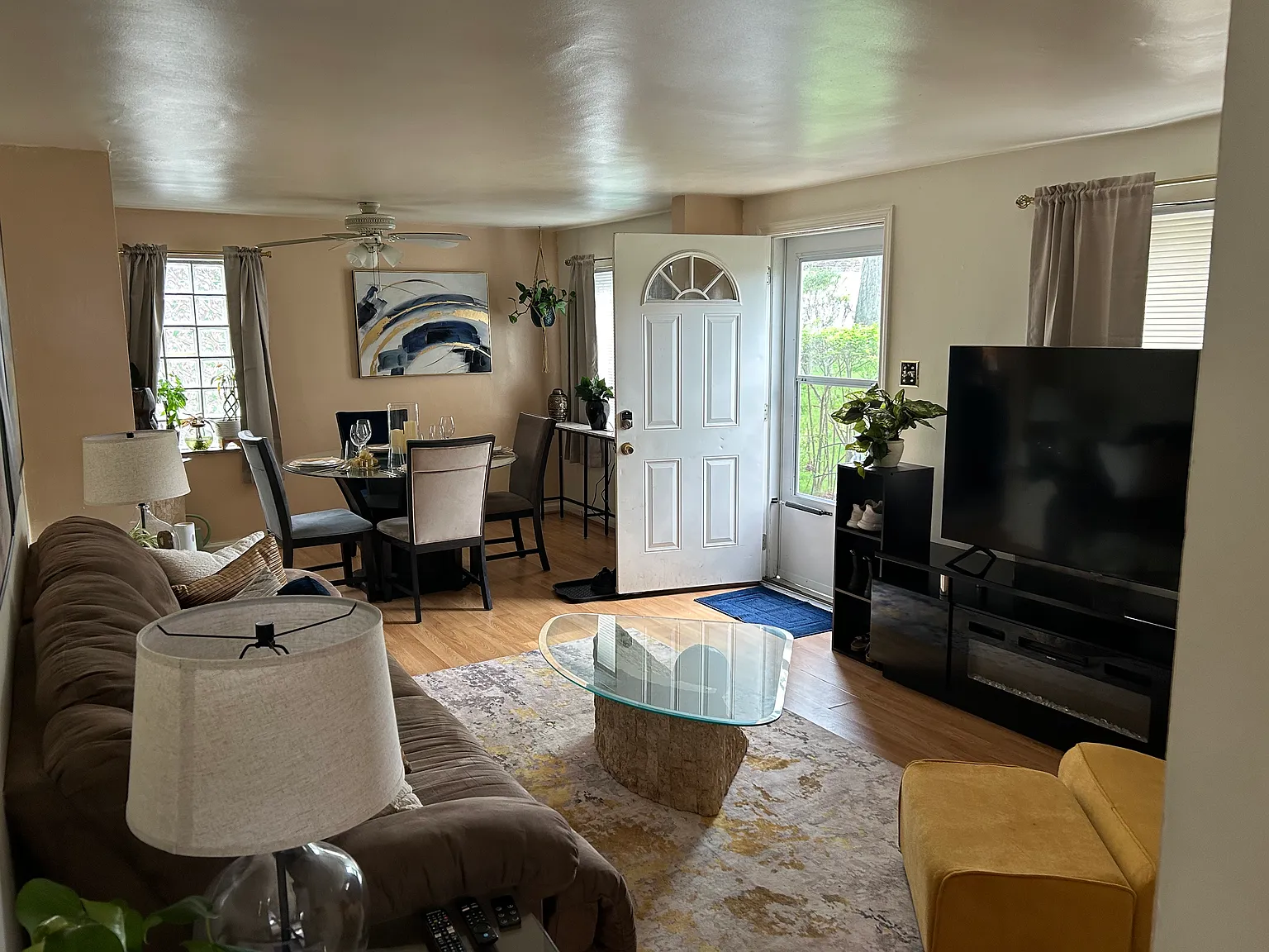 2 bed, 900 sqft, $1,200 — Photo 2
