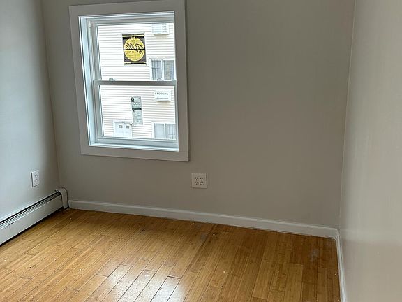4th image of 210 Beach 32nd St #2