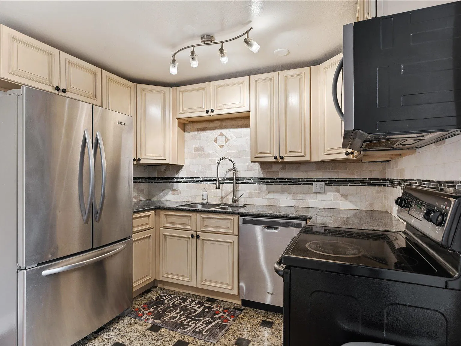 65 N Clarkson St — Photo 2