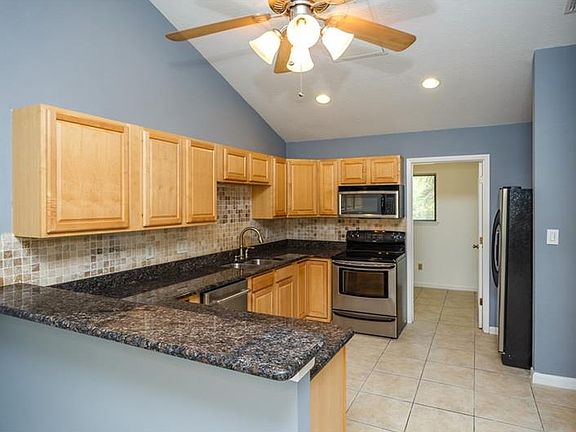 5th image of 374 Sprucewood Ct