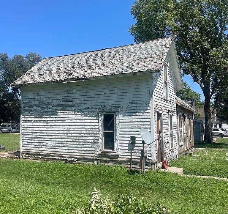 2nd image of 405 Maple St