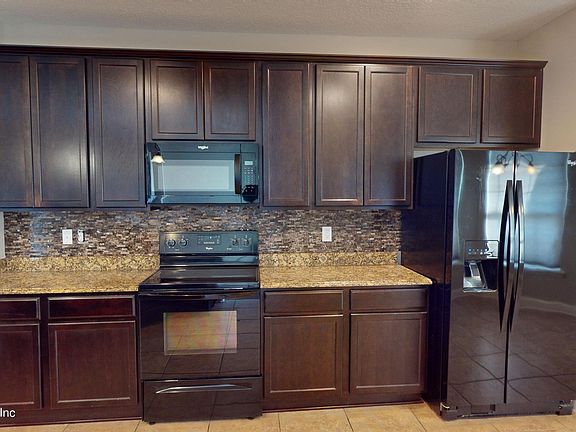 3rd image of 826 GLENDALE Lane