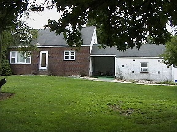 Brick house Bottom floor 1 bed 1 & 1/2 bath full basement