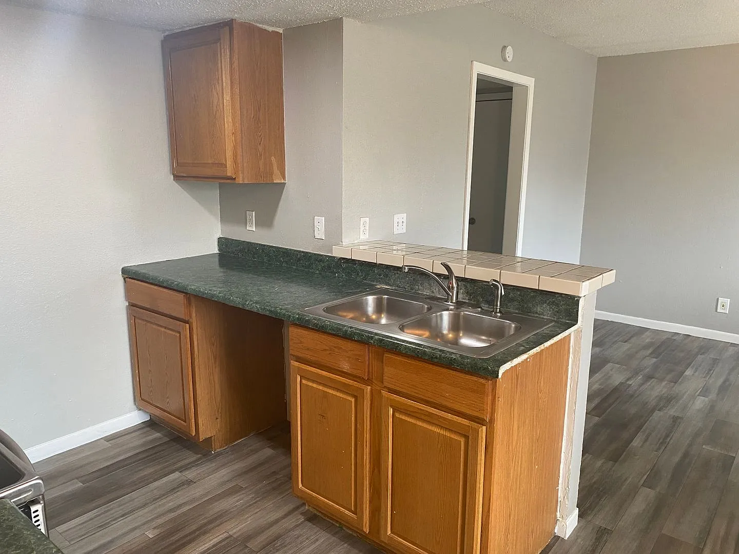 1-Bedroom Apartment Near St. Mary — Photo 3