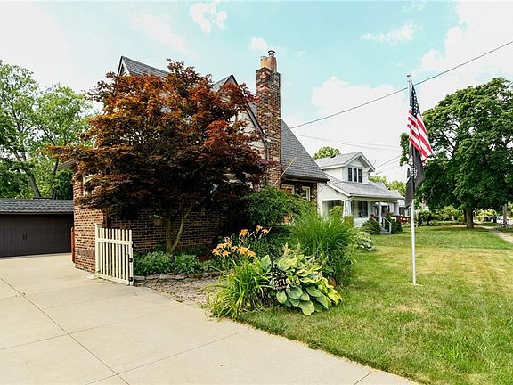 2nd image of 2710 Oakwood Dr