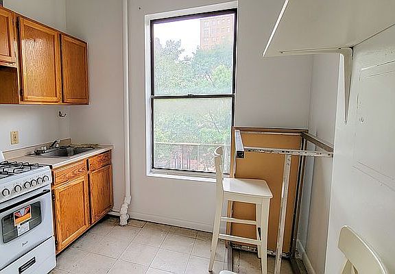 3rd image of 172 W 77th St #B3