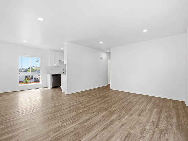 635 Emory St #14 — Photo 6
