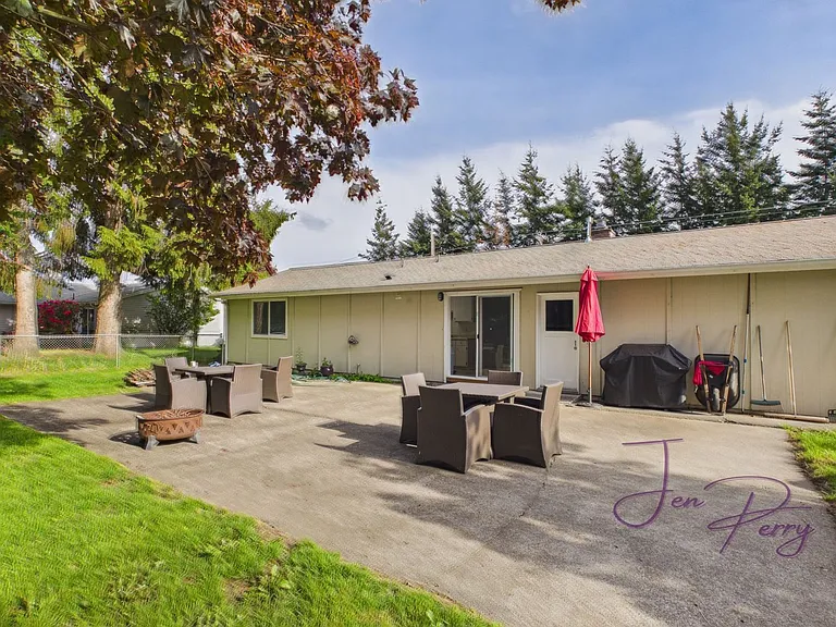 2274 Thornton St — Photo 16