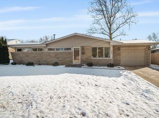 104 Briar Ln, North Aurora, IL 60542