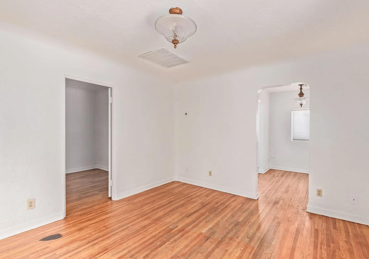 Retro One Bedroom Unit - Washer/dryer - Huge Backyard! — Photo 4