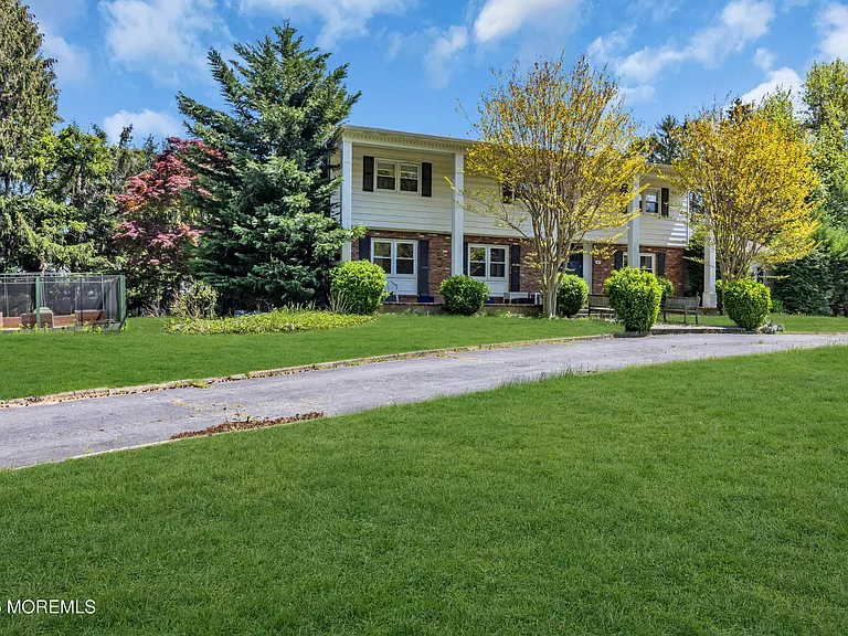 25 Surrey Ln — Photo 3