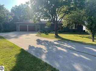 5252 N Luce Rd, Alma, MI 48801