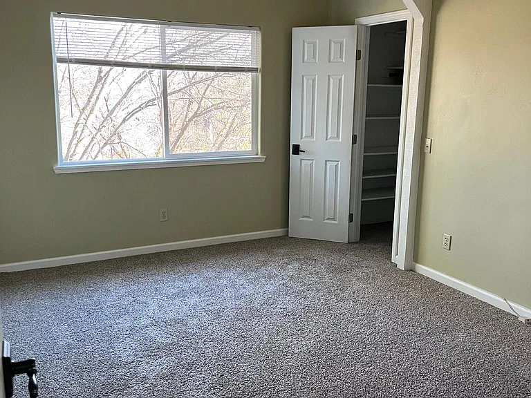Bedroom w/ large walk in closet