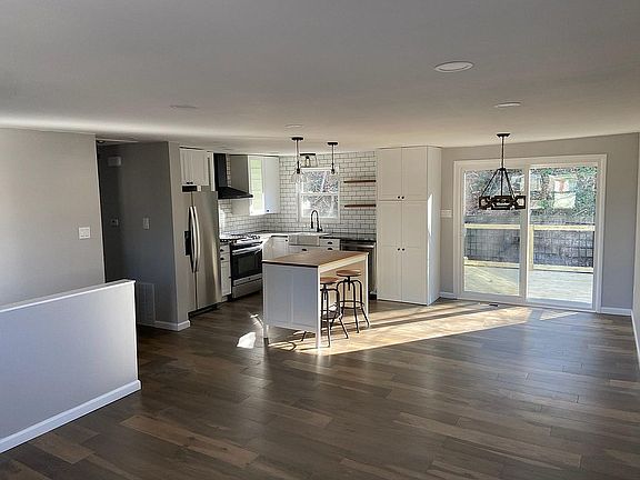 4th image of 2871 Amy Dr