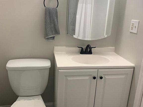 Full bath in upstairs hall