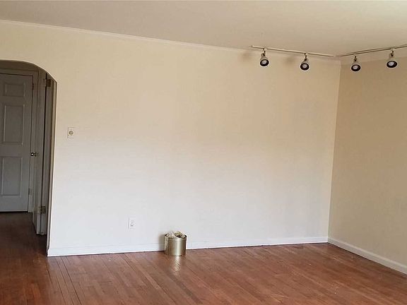4th image of 214 Manhattan Ave APT 1