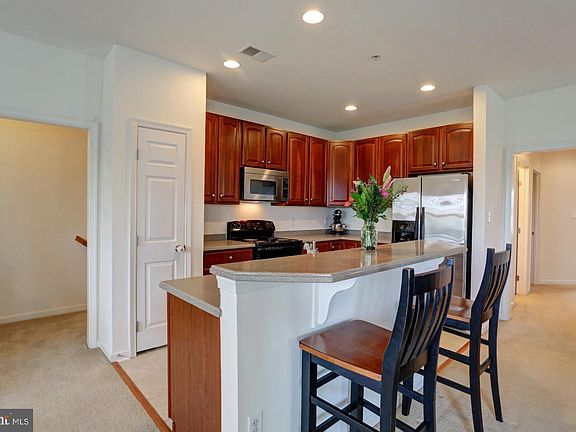 3rd image of 320 Larose Dr #320