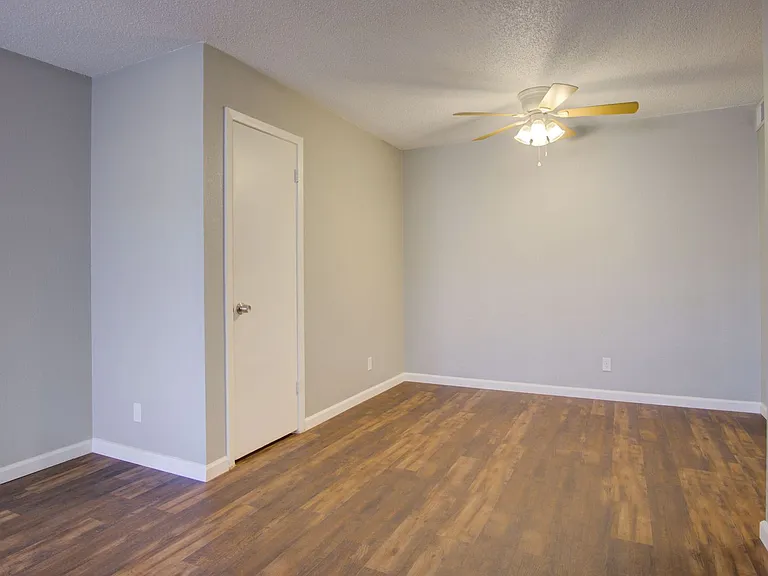 Wornall Place Apartments — Photo 8