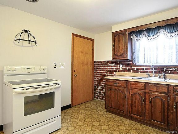 3rd image of 90 Homesgarth Ave
