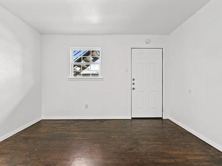4524 Collins Ave — Photo 3