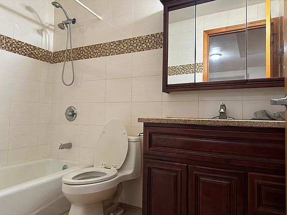 5th image of 31-11 Linden Pl #2A