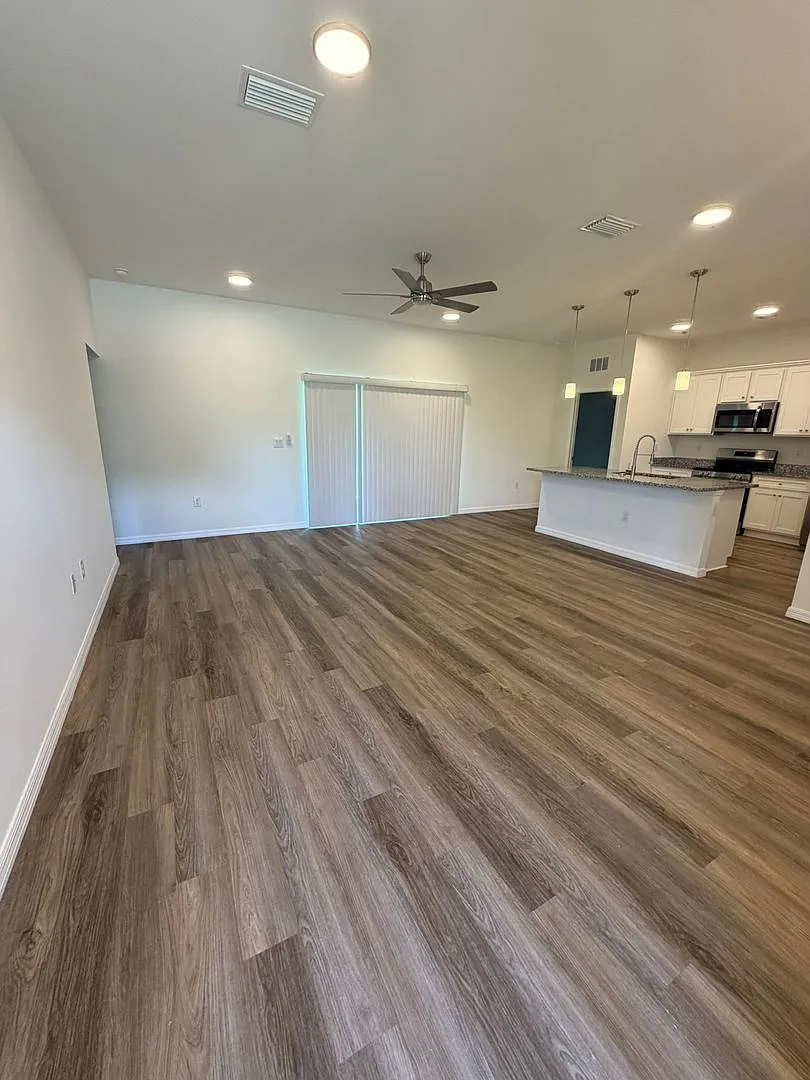 3 bed, 2.0 bath, 1548 sqft, $2,095 — Photo 2