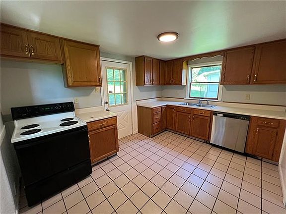 5th image of 832 Western St
